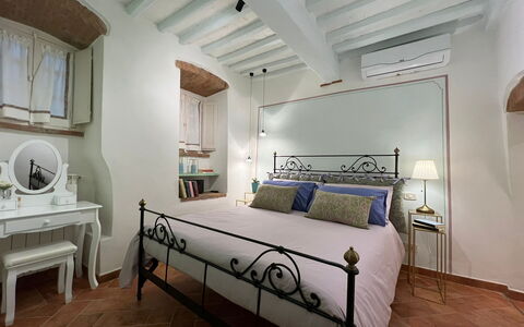 Casa Del Borgo: Mobilia, Costruzione, Proprietà, Finestra, Comfort, Tavolo, Legna, Telaio Del Letto, Interior Design, Illuminazione