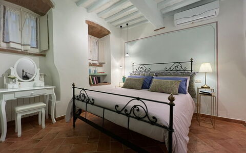 Casa Del Borgo: Proprietà, Mobilia, Comfort, Costruzione, Interior Design, Legna, Finestra, Cornice, Pavimento, Tavolo