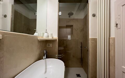 Casa Del Borgo: Marrone, Rubinetto, Idraulico Fixture, Lavello, Proprietà, Lavandino Del Bagno, Bagno, Specchio, Illuminazione, Architettura