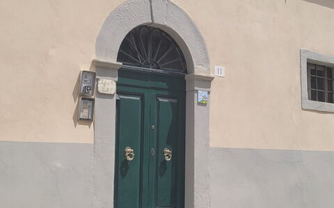 Casa Del Borgo: Finestra, Costruzione, Blu, Porta, Casa, Legna, Porta A Casa, Tinte E Ombre, Facciata