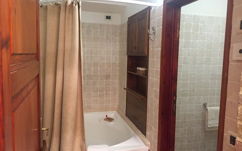 Villa Fulvia: Marrone, Idraulico Fixture, Vasca Da Bagno, Tenda Doccia, Asta Doccia, Bagno, Soffione Doccia, Doccia, Costruzione