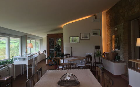 Villa Fulvia: Proprietà, Mobilia, Tavolo, Costruzione, Cabinetry, Legna, Controsoffitto, Cucina, Pavimentazione, Divano