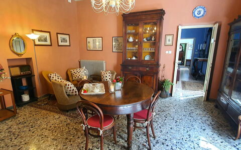 Residenza Otello: Cornice, Mobilia, Proprietà, Tavolo, Sedia, Divano, Legna, Illuminazione, Interior Design, Pavimento