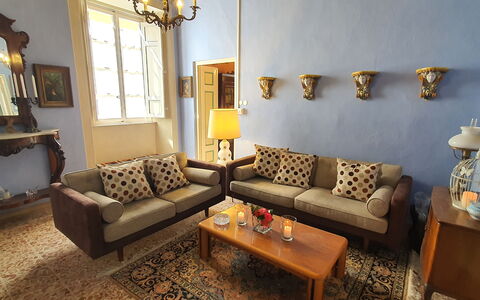 Residenza Otello: Marrone, Tavolo, Cornice, Divano, Mobilia, Proprietà, Pianta, Legna, Giallo, Interior Design