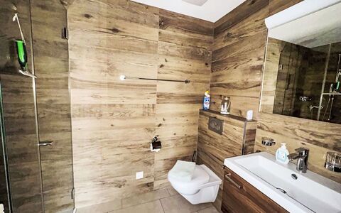 Luxenweid: Pavimentazione, Legna, Pavimento, Interior Design, Idraulico Fixture, Materiale Composito, Idraulico, Bagno, Camera, Lavello