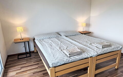Luxenweid: Letto, Pavimento, Camera Da Letto, Pavimentazione, Bedding, Lenzuolo, Interior Design, Legna, Mobilia, Pavimento In Legno