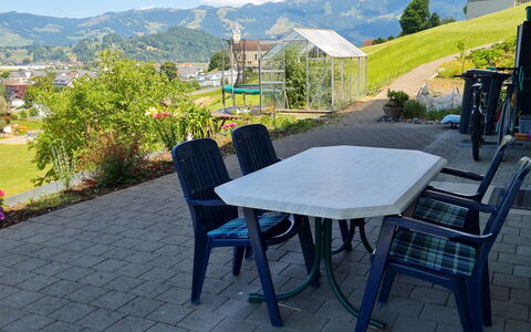 Luxenweid: Pianta, Cielo, Tavolo, Nube, Mobilia, Proprietà, Vaso Di Fiori, Sedia, Montagna, Azzurro