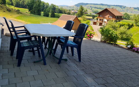 Luxenweid: Tavolo, Cielo, Pianta, Mobilia, Sedia, Costruzione, Tavolo Esterno, Albero, Mobili Da Esterno, Manto Stradale