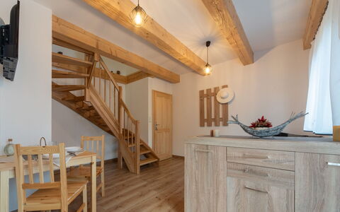 Agáta 1: Mobilia, Proprietà, Cabinetry, Legna, Costruzione, Architettura, Interior Design, Tavolo, Pavimento, Pavimentazione