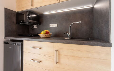 Cilka 1: Cabinetry, Controsoffitto, Proprietà, Elettrodomestico Da Cucina, Lavandino Della Cucina, Cucina Stufa, Elettrodomestico, Cucina, Legna, Costruzione