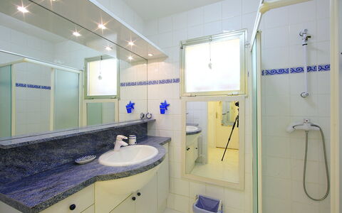 Les Eucalyptus: Bagno, Camera, Proprietà, Immobiliare, Costruzione, Idraulico Fixture, Soffitto, Interior Design, Piastrella, Casa