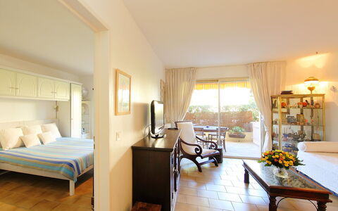 Les Eucalyptus: Camera, Mobilia, Proprietà, Camera Da Letto, Letto, Interior Design, Suite, Costruzione, Lenzuolo, Telaio Del Letto