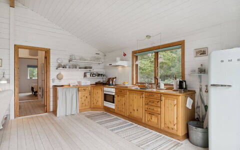 Lycka - 3Km from the Sea: Cucina, Pavimentazione, Controsoffitto, Elettrodomestico Da Cucina, Legna, Mobilia, Cabinetry, Soffitto, Interior Design, Pavimento