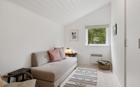 Lycka - 3Km from the Sea: Mobilia, Interior Design, Pavimentazione, Divano, Pavimento, Parete, Legna, Soggiorno, Soffitto, Camera