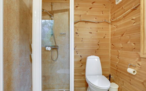 Lycka - 3Km from the Sea: Pavimentazione, Legna, Pavimento, Idraulico Fixture, Interior Design, Gabinetto, Soffitto, Bagno, Camera, Idraulico