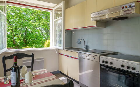Lande Gaina: Proprietà, Cabinetry, Lavandino Della Cucina, Controsoffitto, Costruzione, Finestra, Rubinetto, Lavello, Cucina, Elettrodomestico Da Cucina