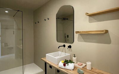 Casa Mia 4 654.4: Costruzione, Rubinetto, Specchio, Idraulico Fixture, Cabinetry, Lavandino Del Bagno, Lavello, Casa, Bagno