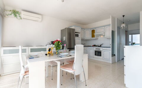 Le Beaupré: Tavolo, Mobilia, Sedia, Cabinetry, Interior Design, Pavimentazione, Pavimento, Costruzione, Cucina