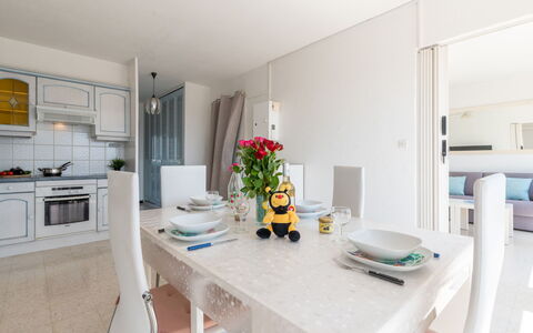 Le Beaupré: Tavolo, Fiore, Proprietà, Pianta, Arancia, Interior Design, Scrivania, Pavimento, Elettrodomestico Da Cucina