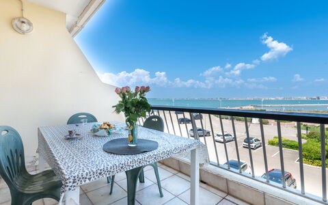 Le Beaupré: Tavolo, Cielo, Nube, Giorno, Proprietà, Mobilia, Acqua, Fiore, Blu, Azzurro