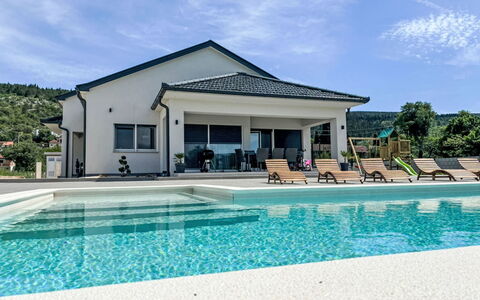 Rest for the Soul: Cielo, Nube, Acqua, Pianta, Piscina, Shade, Costruzione, Albero, Casa, Zona Residenziale