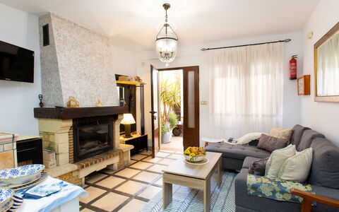 Elvira: Tavolo, Proprietà, Mobilia, Cornice, Divano, Legna, Interior Design, Pavimento, Parete, Soggiorno