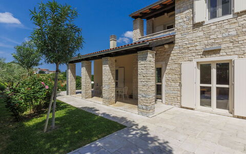 Villa Anita: Acqua, Cielo, Costruzione, Pianta, Proprietà, Piscina, Azzurro, Albero, Finestra, Casa