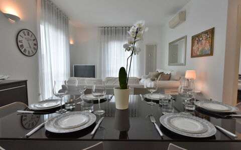 Corso Genova Apartment: Acqua, Cielo, Costruzione, Pianta, Proprietà, Piscina, Azzurro, Albero, Finestra, Casa