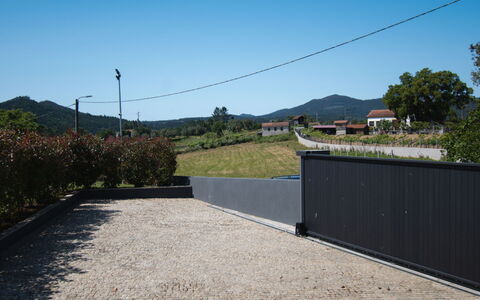 Douro Escape: Acqua, Cielo, Costruzione, Pianta, Proprietà, Piscina, Azzurro, Albero, Finestra, Casa