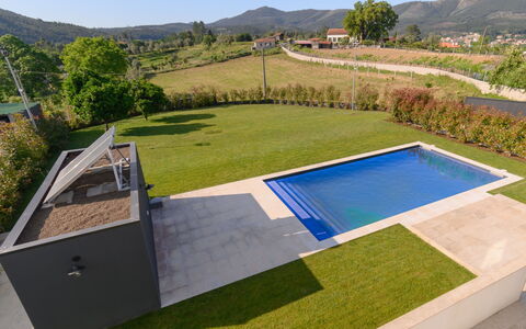 Douro Escape: Acqua, Cielo, Costruzione, Pianta, Proprietà, Piscina, Azzurro, Albero, Finestra, Casa