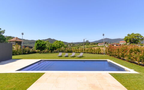 Douro Escape: Acqua, Cielo, Costruzione, Pianta, Proprietà, Piscina, Azzurro, Albero, Finestra, Casa