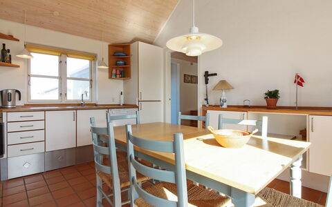 Nille - 100M from the Sea: Mobilia, Interior Design, Pavimentazione, Pavimento, Lampada, Legna, Soffitto, Cucina, Controsoffitto, Cabinetry