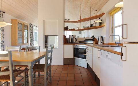 Nille - 100M from the Sea: Mobilia, Cucina, Interior Design, Pavimentazione, Pavimento, Controsoffitto, Legna, Soffitto, Cabinetry, Lampada