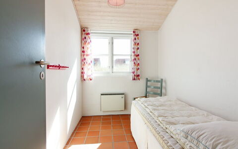 Nille - 100M from the Sea: Parete, Pavimentazione, Legna, Pavimento, Interior Design, Soffitto, Camera Da Letto, Camera, Letto, Mobilia