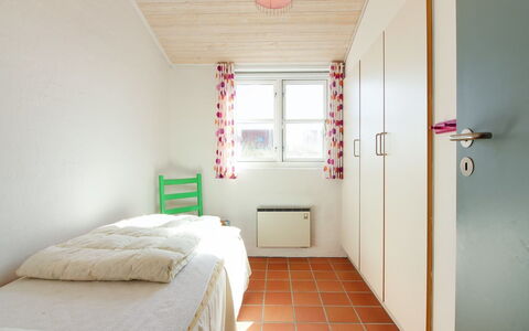 Nille - 100M from the Sea: Parete, Pavimentazione, Pavimento, Interior Design, Legna, Camera Da Letto, Soffitto, Letto, Mobilia, Camera