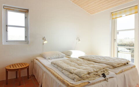 Nille - 100M from the Sea: Legna, Camera Da Letto, Pavimento, Pavimentazione, Mobilia, Letto, Lenzuolo, Interior Design, Soffitto, Bedding