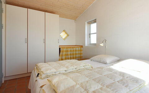 Nille - 100M from the Sea: Parete, Interior Design, Legna, Soffitto, Camera Da Letto, Pavimento, Letto, Pavimentazione, Mobilia, Camera