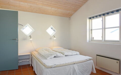 Nille - 100M from the Sea: Interior Design, Parete, Mobilia, Pavimento, Pavimentazione, Letto, Camera Da Letto, Soffitto, Legna, Camera