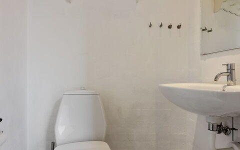 Nille - 100M from the Sea: Bagno, Toilet Seat, Idraulico Fixture, Parete, Gabinetto, Lavandino Del Bagno, Pavimentazione, Pavimento, Bianca, Interior Design