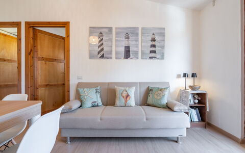 Il Faro Blu: Proprietà, Mobilia, Divano, Legna, Interior Design, Comfort, Cornice, Pavimento, Parete