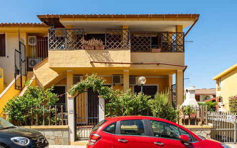 Il Faro Blu: Ruota, Auto, Cielo, Pianta, Veicolo, Proprietà, Costruzione, Finestra