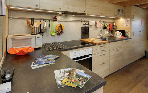 Brienzwiler 125: Cucina, Controsoffitto, Elettrodomestico Da Cucina, Mobilia, Pavimentazione, Legna, Interior Design, Cabinetry, Apparecchio Major, Lavandino Della Cucina