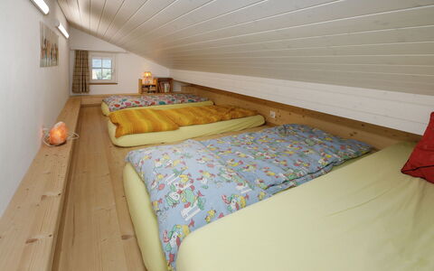 Brienzwiler 125: Legna, Interior Design, Soffitto, Mobilia, Camera Da Letto, Pavimento, Letto, Pavimentazione, Casa, Attico