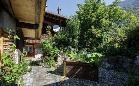 Brienzwiler 125: Arbusto, Giardino, Groundcover, Villetta, Primavera, Flagstone, Backyard, Vaso Di Fiori, Landscaping