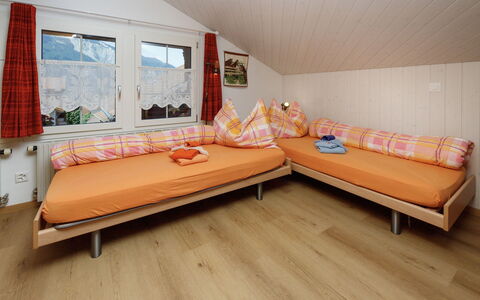 Brienzwiler 125: Mobilia, Interior Design, Legna, Pavimentazione, Camera, Pavimento, Divano, Soffitto, Appartamento, Soggiorno