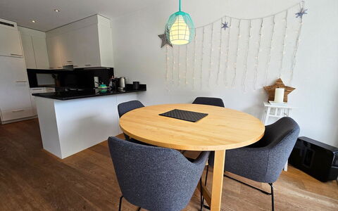 Sonnenbergweg 5: Mobilia, Interior Design, Pavimentazione, Sedia, Pavimento, Legna, Tavolo, Cucina & Sala Da Pranzo Tavolo, Camera, Illuminazione