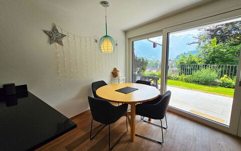 Sonnenbergweg 5: Mobilia, Interior Design, Pavimentazione, Pavimento, Legna, Sedia, Tavolo, Soffitto, Cucina & Sala Da Pranzo Tavolo, Pavimento In Legno