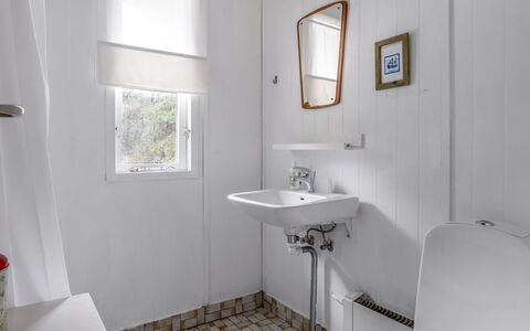 Sofus - 500M from the Sea: Parete, Idraulico Fixture, Bagno, Pavimentazione, Pavimento, Interior Design, Lavandino Del Bagno, Lavello, Rubinetto, Idraulico