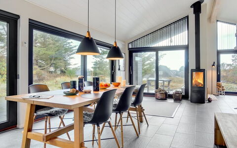 Minttu - 700M from the Sea: Mobilia, Pavimentazione, Interior Design, Sedia, Soggiorno, Pavimento In Legno, Soffitto, Cucina & Sala Da Pranzo Tavolo, Latifoglie, Divano