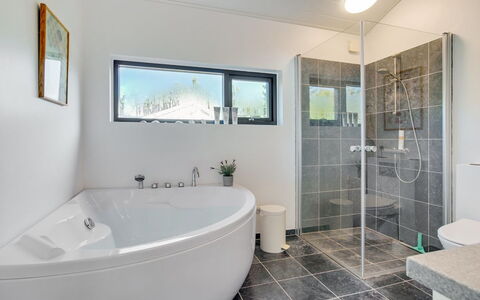 Minttu - 700M from the Sea: Idraulico Fixture, Bagno, Interior Design, Pavimentazione, Soffitto, Rubinetto, Pavimento, Idraulico, Vasca Da Bagno, Lavello